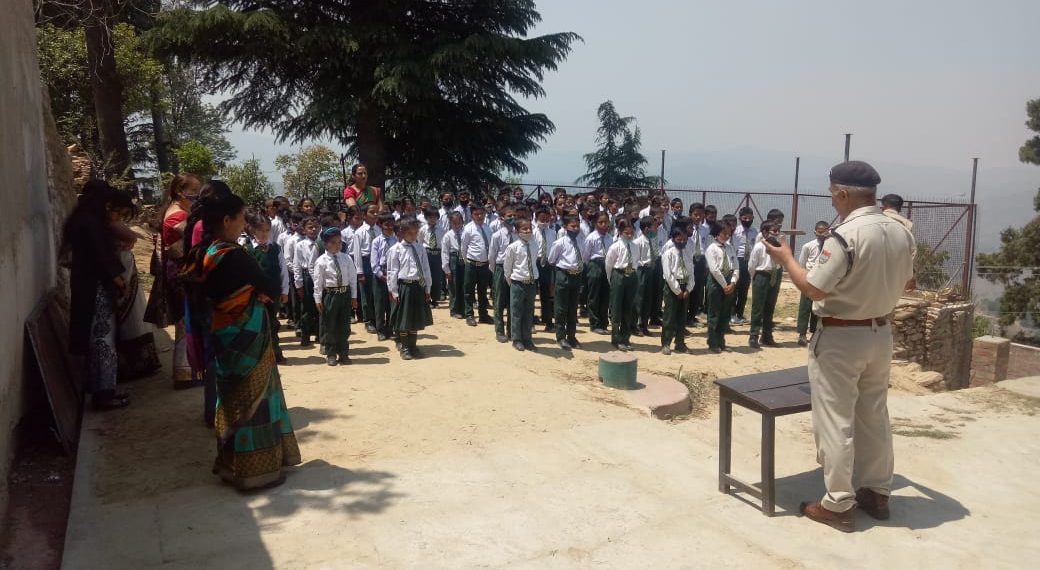 चौखुटिया पुलिस ने स्कूली बच्चों को किया जागरूक