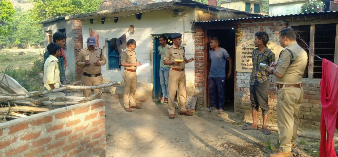 पुलिस द्वारा बाहरी व्यक्तियो/ मजदूरों का सघन सत्यापन अभियान चलाया गयाअभियान के दौरान विगत तीन दिनों में 246 व्यक्तियों का पुलिस वेरिफिकेशन किया गया