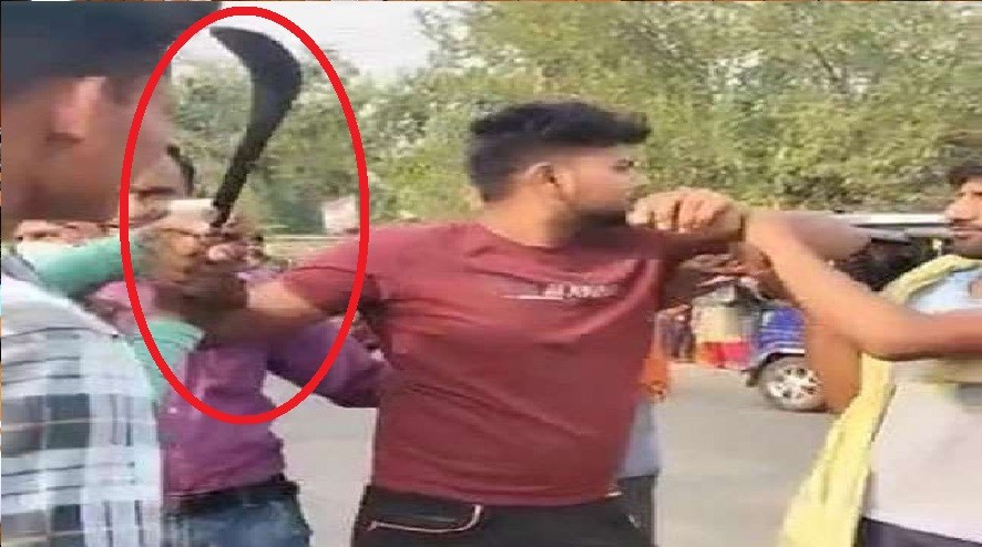 AIIMS के बाहर पाठल लेकर पहुंचा युवक मचा हड़कंप