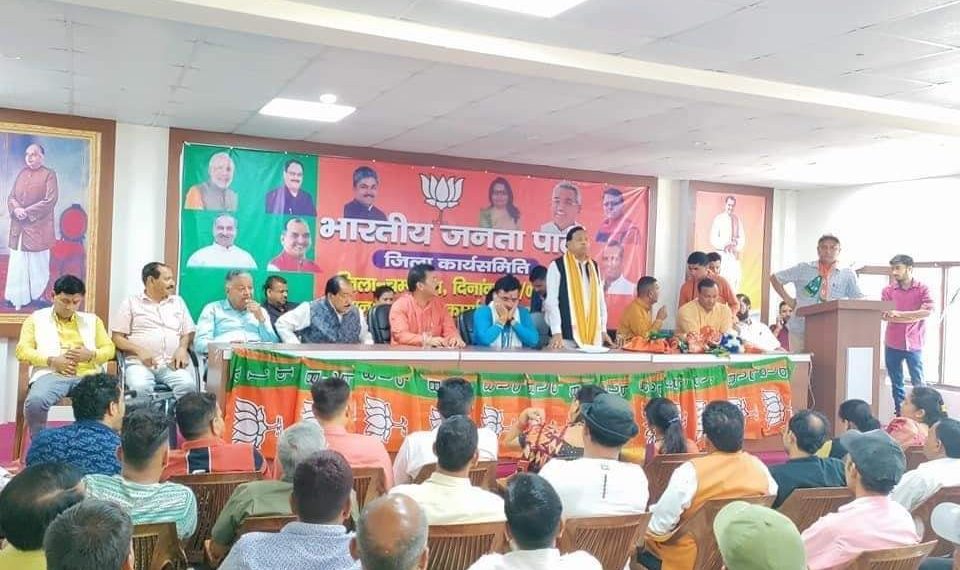 सीएम पुष्कर सिंह धामी के समर्थन में दर्जनों कांग्रेस कार्यकर्ताओं ने भाजपा का थामा दामन