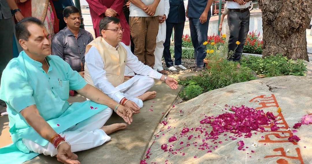 सीएम पुष्कर सिंह धामी ने कैंची धाम में पूजा अर्चना की