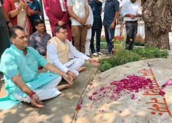 सीएम पुष्कर सिंह धामी ने कैंची धाम में पूजा अर्चना की