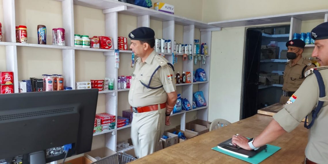 एस0एस0पी0 अल्मोड़ा ने पुलिस लाईन का निरीक्षण कर दिये आवश्यक दिशा निर्देश