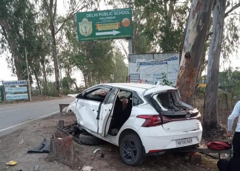 बेकाबू कार पेड़ पर जा टकराईं एक की मौत दो घायल