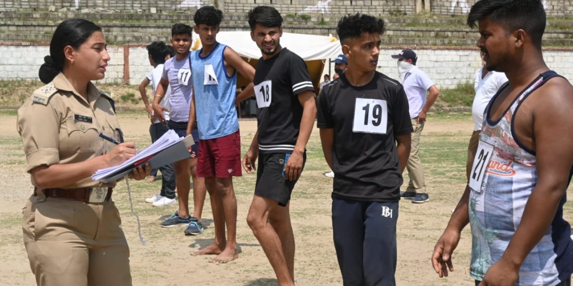 पुलिस लाईन अल्मोड़ा में चल रही उत्तराखंड पुलिस/फायरमैन आरक्षी भर्ती प्रक्रिया के दौरान 16 मई को शारीरिक मानक/दक्षता परीक्षा में कुल 267 (महिला/पुरुष) अभ्यर्थियों द्वारा प्रतिभाग किया