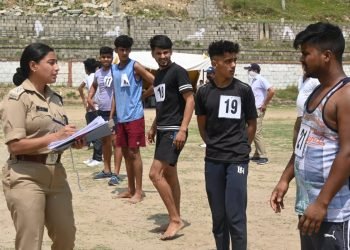 पुलिस लाईन अल्मोड़ा में चल रही उत्तराखंड पुलिस/फायरमैन आरक्षी भर्ती प्रक्रिया के दौरान 16 मई को शारीरिक मानक/दक्षता परीक्षा में कुल 267 (महिला/पुरुष) अभ्यर्थियों द्वारा प्रतिभाग किया