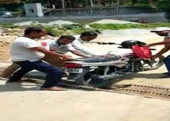 सड़क की नाली पर बिछाए गया जाल दे रहा खतरे को निमंत्रण विभाग की अनदेखी नहीं आ रही समझ