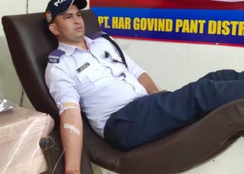 अल्मोड़ा पुलिस पेश कर रही है मानवता की मिशाल, ट्रैफिक पुलिस के जवान ने ड्यूटी के दौरान जरुरतमंद को किया रक्तदान