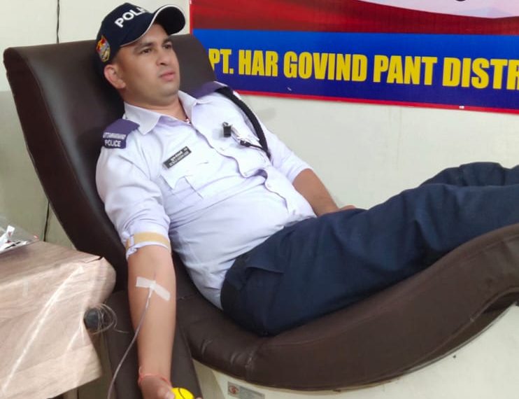अल्मोड़ा पुलिस पेश कर रही है मानवता की मिशाल, ट्रैफिक पुलिस के जवान ने ड्यूटी के दौरान जरुरतमंद को किया रक्तदान