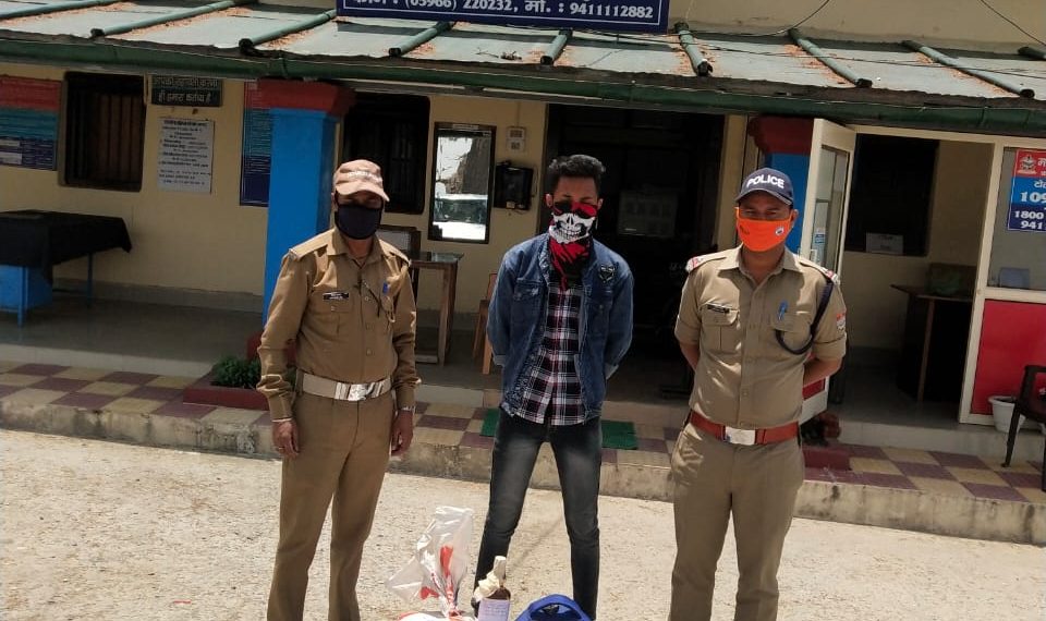 रानीखेत पुलिस ने अवैध शराब के साथ एक व्यक्ति को किया गिरफ्तार