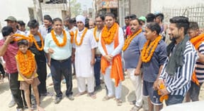 यहां पर सड़क निर्माण का काम शुरू करने पर स्थानीय लोगों ने निकाला विशाल जुलूस, खिलाई मिठाई