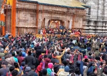 खराब मौसम के कारण  चारधाम यात्रा में कुछ देर के लिए लगी रोक