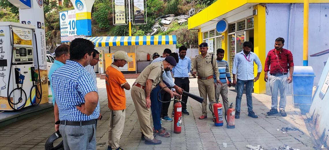 अग्निशमन अधिकारी अल्मोड़ा द्वारा अग्नि सुरक्षा के दृष्टिगत अल्मोड़ा नगर के पेट्रोल पंपो में निरीक्षण कर अग्निशमन उपकरणों के संचालन की जानकारी दी