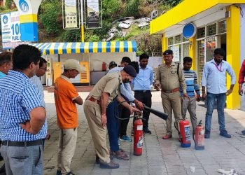 अग्निशमन अधिकारी अल्मोड़ा द्वारा अग्नि सुरक्षा के दृष्टिगत अल्मोड़ा नगर के पेट्रोल पंपो में निरीक्षण कर अग्निशमन उपकरणों के संचालन की जानकारी दी