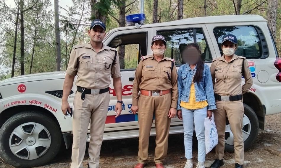 बिना बताये अपने घर पिथौरागढ़ से निकली युवती को डायल 112 अल्मोड़ा टीम की तत्परता से सकुशल परिजनों के किया सुपुर्द