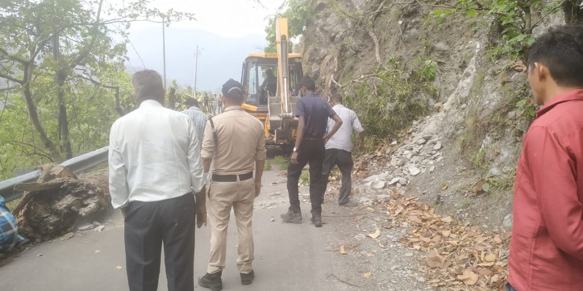 सड़क पर गिरे पेड़ को पुलिस ने स्थानीय लोगों की मदद से हटाकर यातायात किया सुचारू