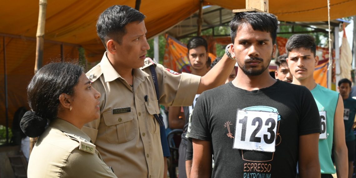 पुलिस लाईन अल्मोड़ा में उत्तराखंड पुलिस/फायरमैन आरक्षी भर्ती प्रक्रिया में शारीरिक दक्षता परीक्षा में कुल 285 (महिला/पुरुष) अभ्यर्थियों द्वारा किया प्रतिभाग