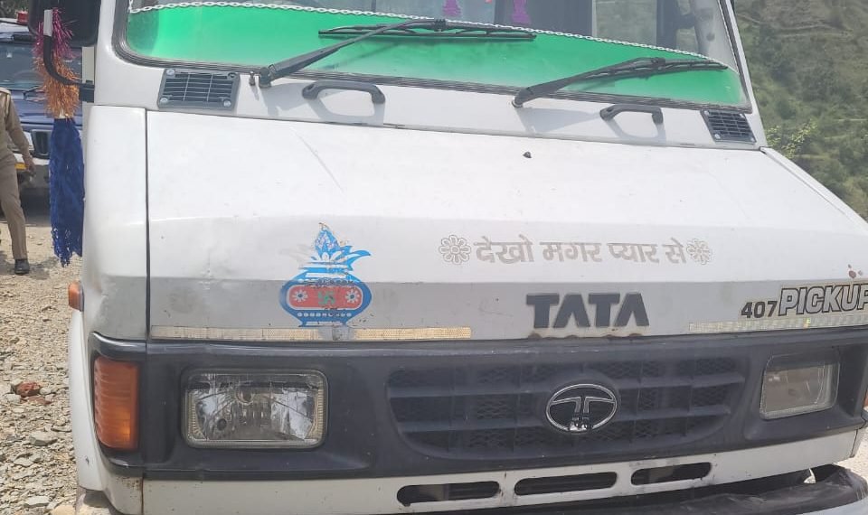 सल्ट पुलिस ने ओवरलोडिंग व अवैध रेता परिवहन करने पर 02 वाहनो को किया सीज