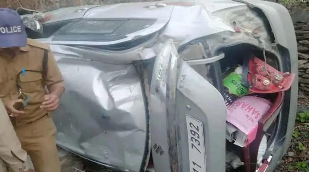 कार जा गिरी गहरी खाई में एक महिला की मौत