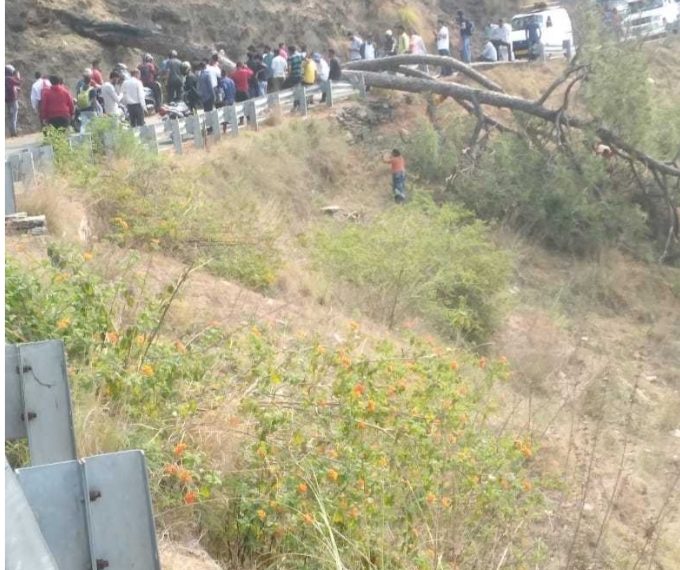 पेड़ गिरने से लगा लम्बा जाम