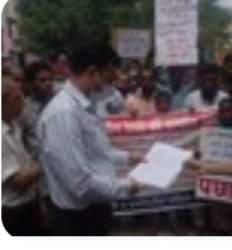प्रगतिशील महिला एकता केंद्र और बनभूलपुरा क्षेत्र के ढोलक बस्ती, नई बस्ती इंदिरा नगर गफूर बस्ती के दर्जनों लोगों ने बुधवार को जुलूस की शक्ल में एसडीएम कोर्ट पहुंचे।