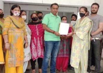 पिपलिया गोलीकाण्ड मामले में आरोपियों की गिरफ्तारी की मांग को लेकर आज ग्रामीणों ने एसएसपी को ज्ञापन सौंपा