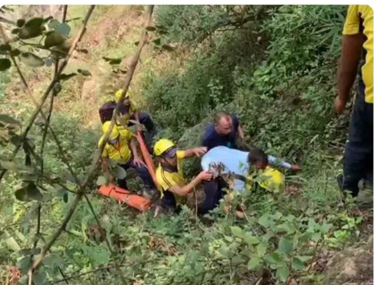 गहरी खाई में गिरी बोलेरो 8 लोग हुए घायल