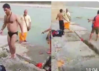 गंगा किनारे कर रहे शराब का सेवन लोगों को पंडित जी ने पीटा,देखे वीडियो