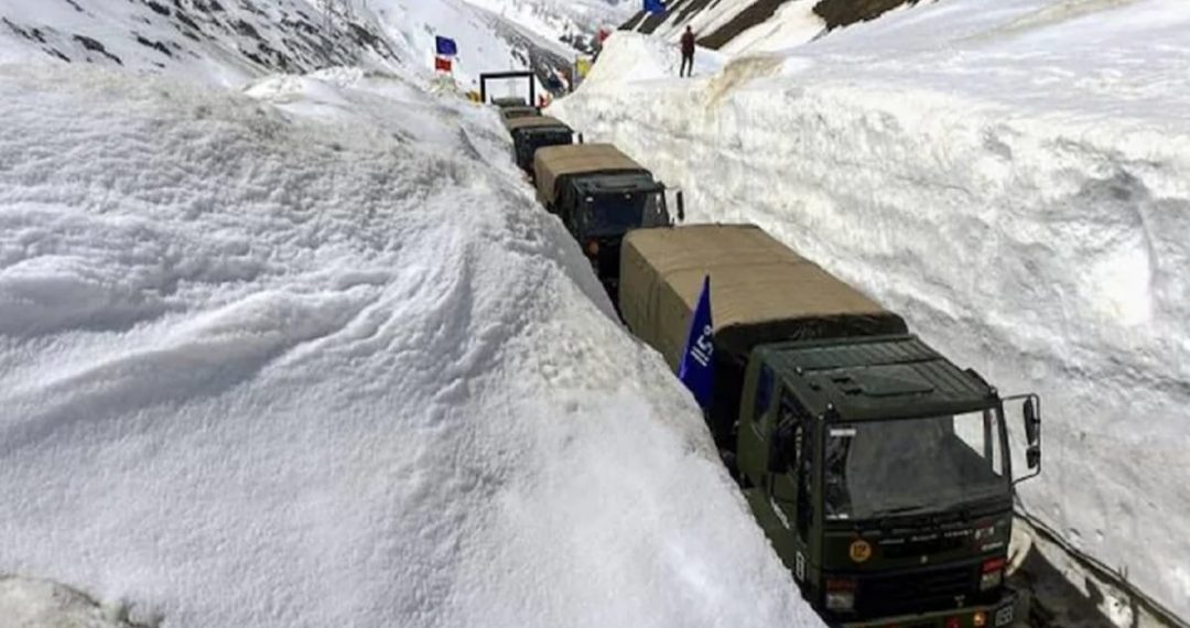 जवानों से भरी बस नदी में जा गिरी सात जवानों की हुई मौत कई जवान हुए घायल रेस्क्यू कर लिया गया है