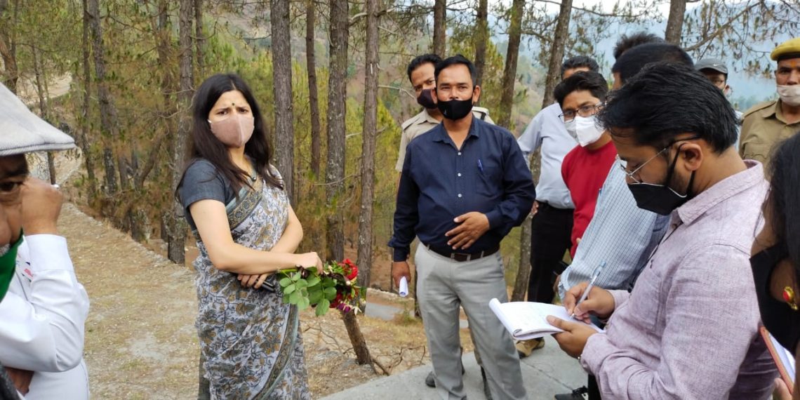 जिलाधिकारी वंदना के नेतृत्व में जिला प्रशासन की टीम ने आज धौलछीना क्षेत्र का किया स्थलीय निरीक्षण