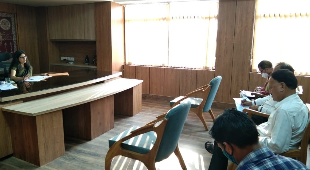 जिलाधिकारी वन्दना की अध्यक्षता में नवीन कलैक्ट्रेट के सभागार में वन भूमि हस्तान्तरण के संबंध में समीक्षा बैठक आहूत की हुई