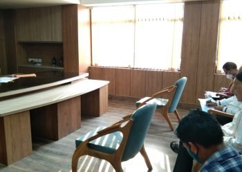 जिलाधिकारी वन्दना की अध्यक्षता में नवीन कलैक्ट्रेट के सभागार में वन भूमि हस्तान्तरण के संबंध में समीक्षा बैठक आहूत की हुई
