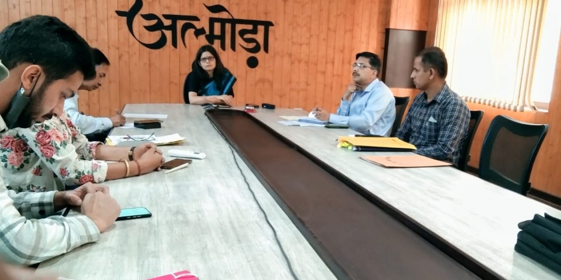जिला अधिकारी वन्दना सिंह की अध्यक्षता में आज एक महत्वपूर्ण बैठक नवीन कलेक्ट्रेट में आयोजित की गई
