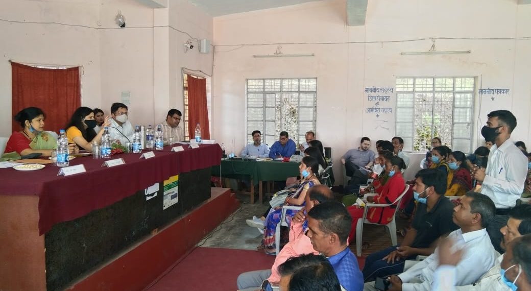 विकासखण्ड धौलादेवी की क्षेत्र पंचायत की बैठक प्रमुख क्षेत्र पंचायत श्रीमती नेहा बिष्ट की अध्यक्षता में आयोजित की गयी