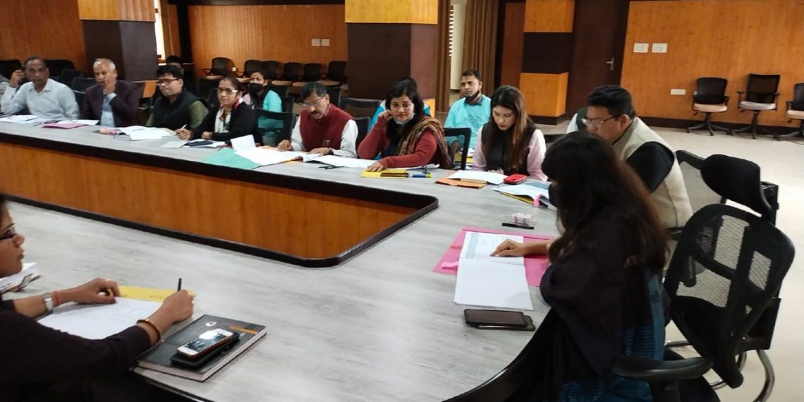 जिलाधिकारी वंदना की अध्यक्षता में नवीन कलेक्ट्रेट में आयोजित की गई।