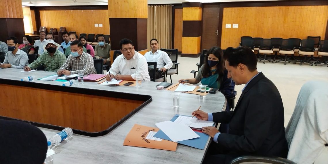 कुमाऊं कमिश्नर दीपक रावत ने आज जिला सभागार में परीक्षा केंद्रों के लिए बनाए गए सभी सेक्टर मजिस्ट्रेट एवं अन्य संबंधित अधिकारियों के साथ बैठक कर दिए आवश्यक निर्देश