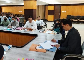 कुमाऊं कमिश्नर दीपक रावत ने आज जिला सभागार में परीक्षा केंद्रों के लिए बनाए गए सभी सेक्टर मजिस्ट्रेट एवं अन्य संबंधित अधिकारियों के साथ बैठक कर दिए आवश्यक निर्देश