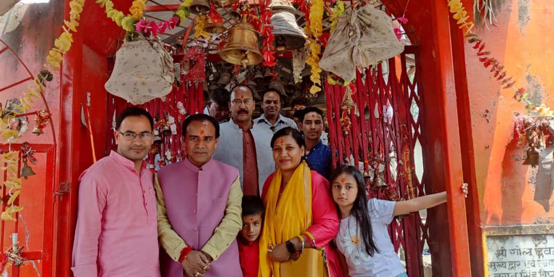 केबिनेट मंत्री डा0 धन सिंह रावत ने शनिवार को अल्मोड़ा पहुॅचकर प्रसिद्व चितई गोलू मन्दिर में अपने परिवारजनों के साथ पूजा अर्चना की