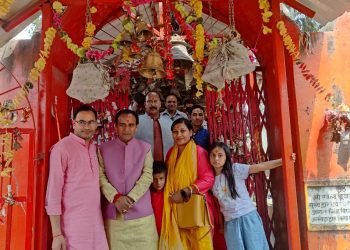 केबिनेट मंत्री डा0 धन सिंह रावत ने शनिवार को अल्मोड़ा पहुॅचकर प्रसिद्व चितई गोलू मन्दिर में अपने परिवारजनों के साथ पूजा अर्चना की