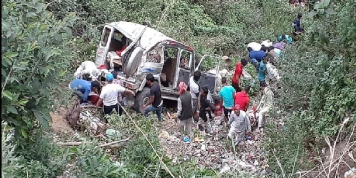 दो लोगों की मौत आधे दर्जन हुए घायल अनियंत्रित गाड़ी खाई में जा गिरी