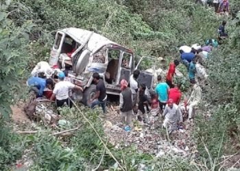 दो लोगों की मौत आधे दर्जन हुए घायल अनियंत्रित गाड़ी खाई में जा गिरी