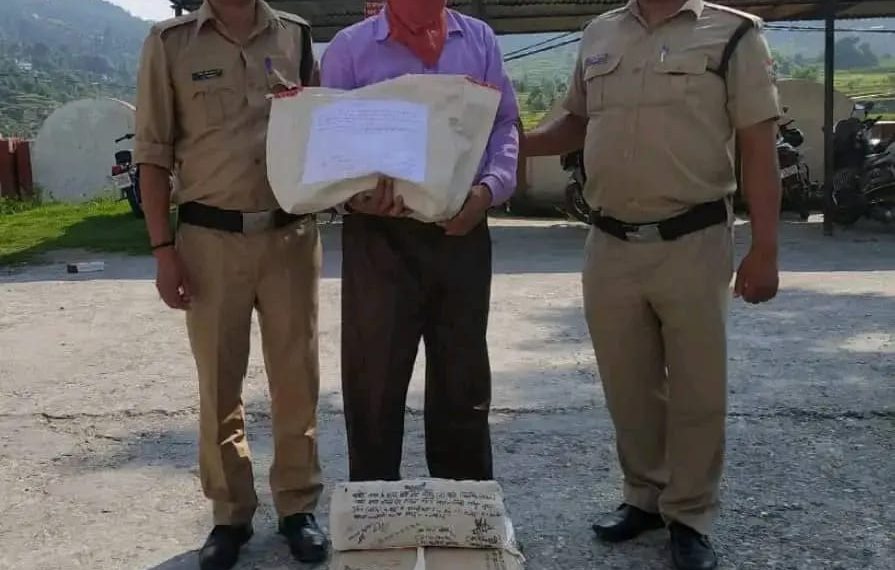 चार किलो चरस और दो पेटी अवैध शराब के साथ नशे का सौदागर गिरफ्तार