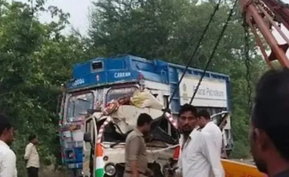 भीषण सड़क दुघर्टना बेकाबू होकर पेड़ से जा टकराया पिकअप,10 की मौत,कई घायल