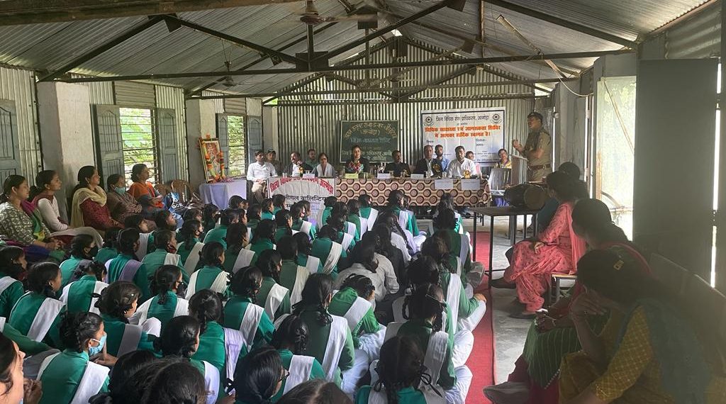 चौखुटिया पुलिस ने स्कूली छात्राओं को महिला सुरक्षा संबंधी कानूनों की दी जानकारी