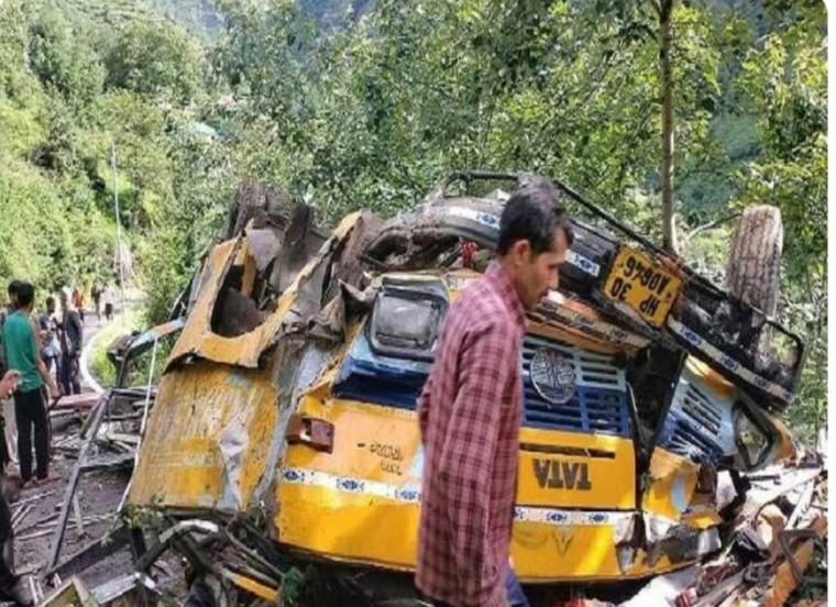 भीषण हादसे में सोलह लोगों की हुई मौत