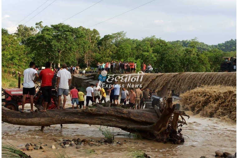 आठ लोगों की तेज पानी के बहाव में आने से हुई मौत