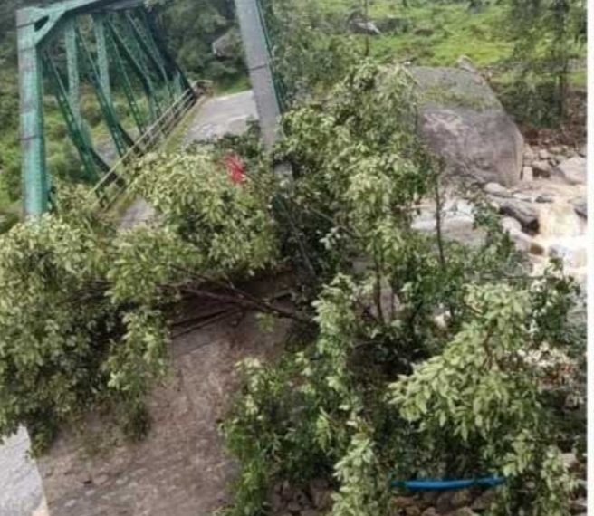 भूस्खलन और तेज वारिस के चलते थल मुनस्यारी मार्ग हुआ बंद