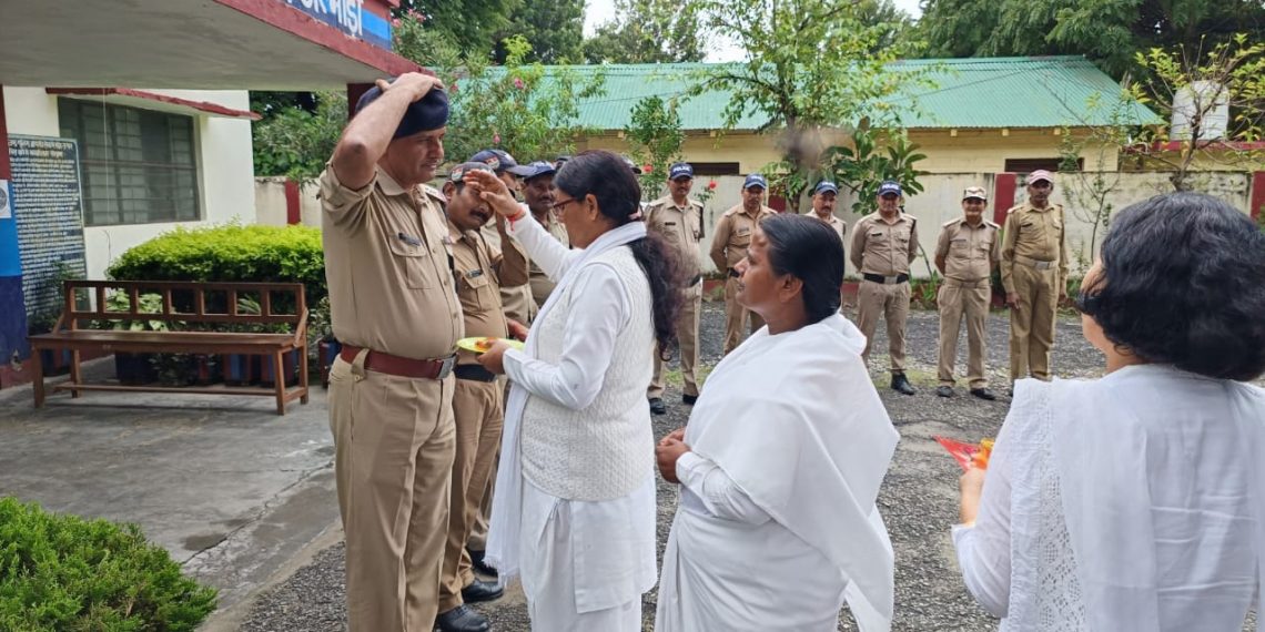 प्रजापति ब्रह्मकुमारी ईश्वरीय विश्वविद्यालय माउण्ट आबू राजस्थान की द्वाराहाट शाखा की बहनो द्वारा थाना द्वाराहाट में पुलिस कर्मियों को बांधी रक्षा की डोर