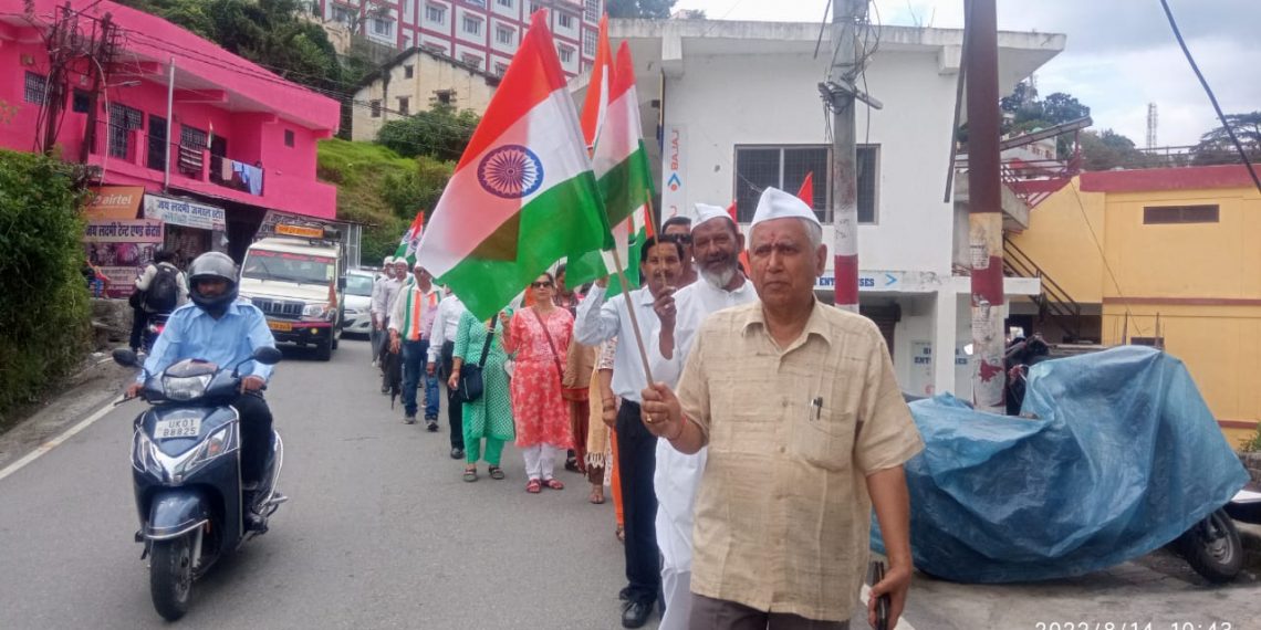 कांग्रेस की भारत जोड़ो तिरंगा पद यात्रा के तहत आज अल्मोड़ा कांग्रेस ने जरनल बी सी जोशी शहीद पार्क से पद यात्रा प्रारम्भ कर गांधी स्मृति लक्ष्मेश्वर तक की गांधी स्मृति में पुष्प अर्पित कर स्वतन्त्रता संग्राम सेनानियों को किया नमन्