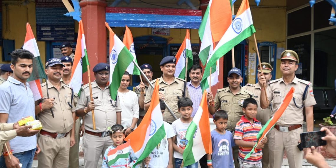 एसएसपी अल्मोड़ा ने आजादी के अमृत महोत्सव के की रैली में वन्देमातरम् के नारे लगाकर रैली में सम्मिलित पुलिस बल का किया उत्साह वर्धन